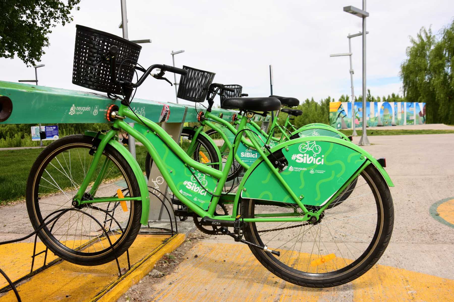 Unas 100 bicicletas eléctricas ampliarán el actual parque #SIBICI de bicicletas públicas en Neuquén (Foto Cecilia Maletti)