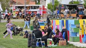 La feria más grande de Neuquén se hace pese al viento porque «el parque Jaime de Nevares no se vende»