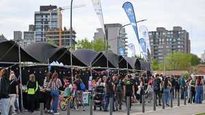 En 10 fotos: así se vivió el primer día de la feria más grande de Neuquén