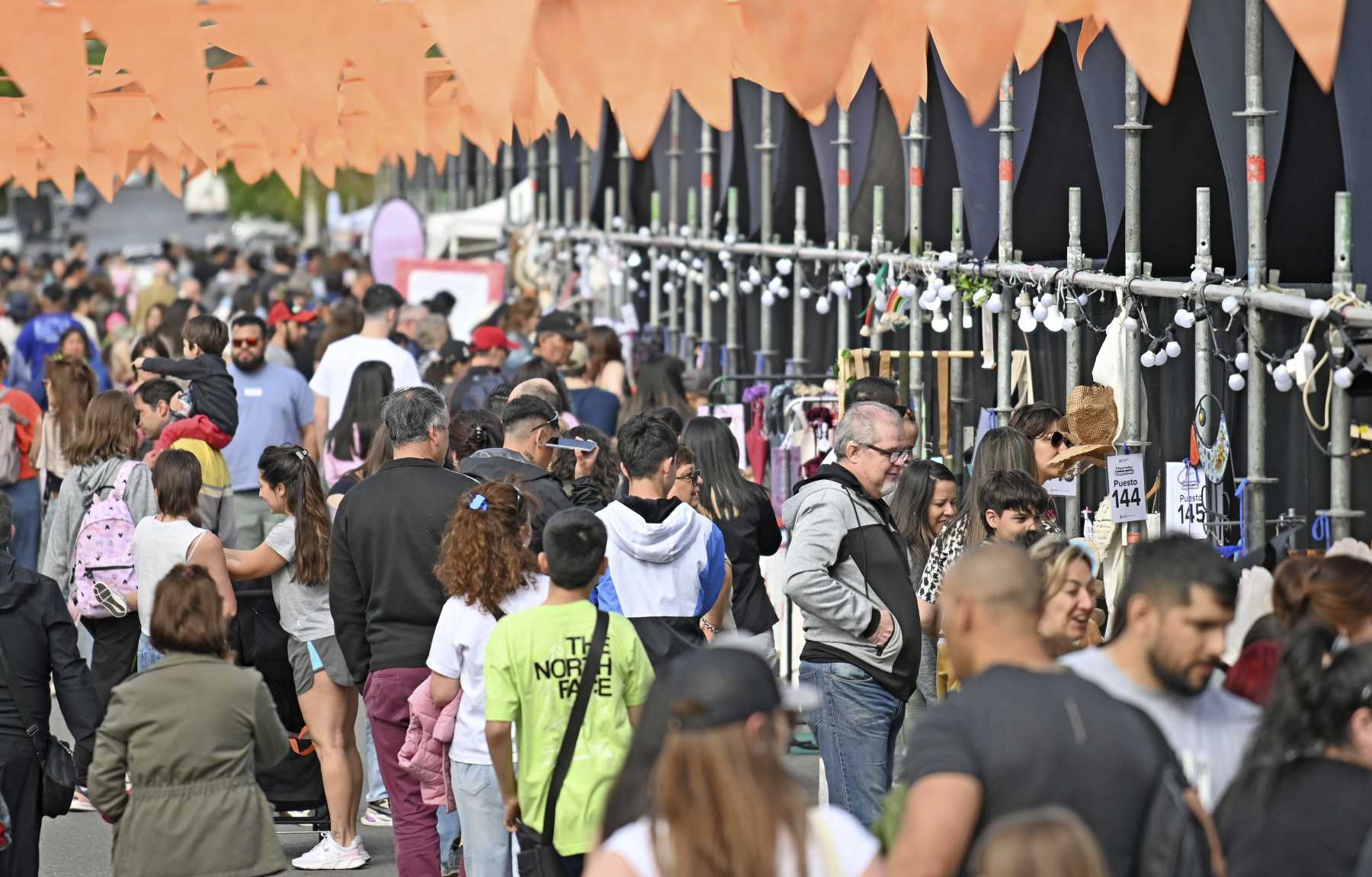 La feria más grande de Neuquén tendrá su edición navideña. Foto: Florencia Salto. 
