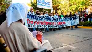 Cómo es el paro universitario, este jueves en Neuquén y Río Negro: qué se sabe de la marcha a los puentes