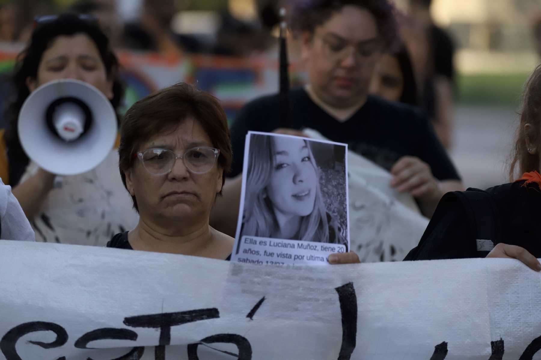 Este martes, abrazo solidario por Luciana Muñoz en su escuela; marcha el miércoles. Foto Fabián Ceballos.