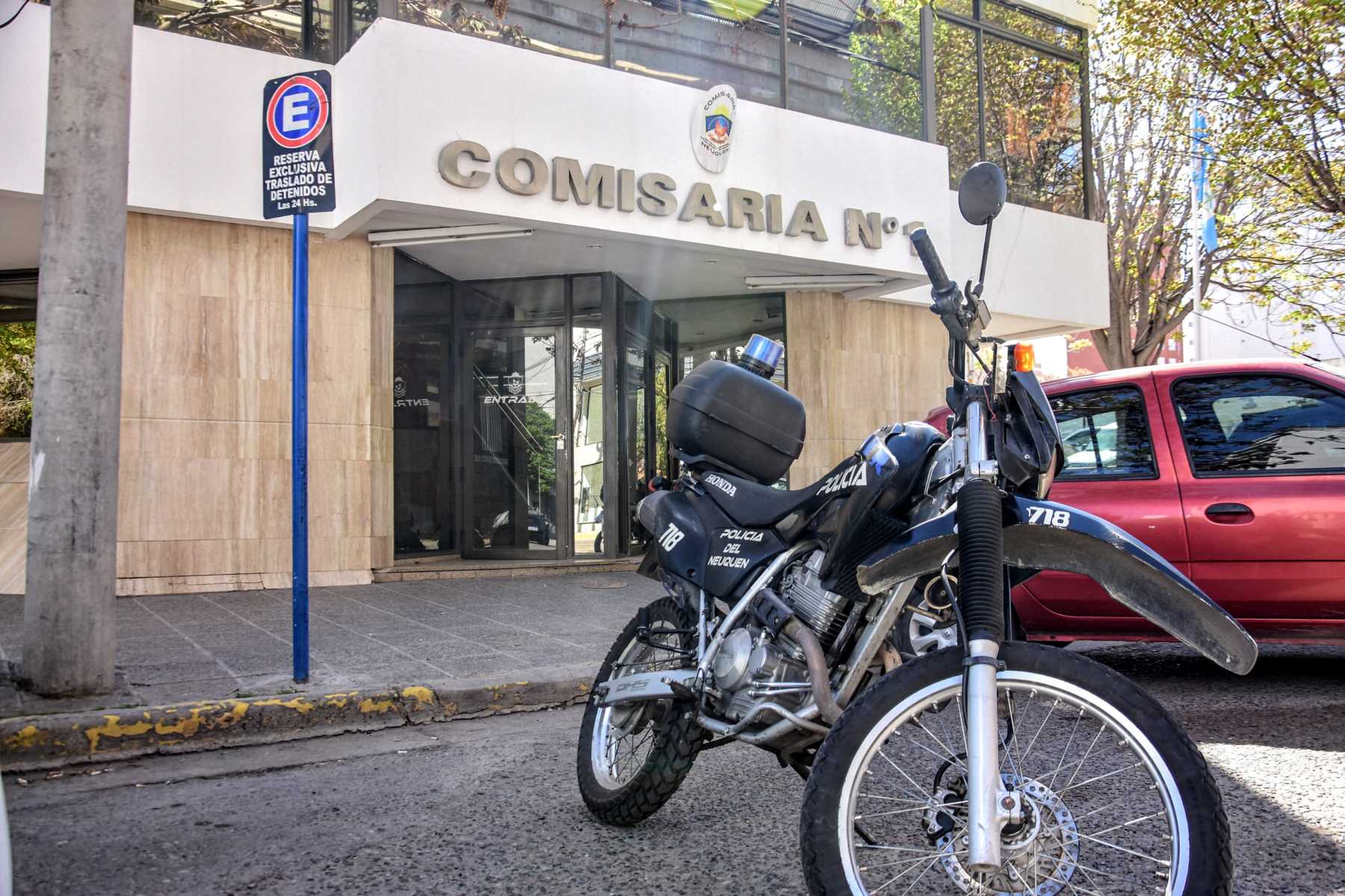 La comisaría Primera, en el centro de Neuquén, no tiene alcaidía y están alojadas cuatro personas. (Cecilia Maletti)