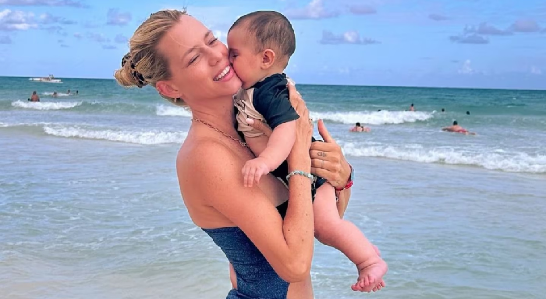 Nicole Neumann junto a su hijo Cruz Urcera.