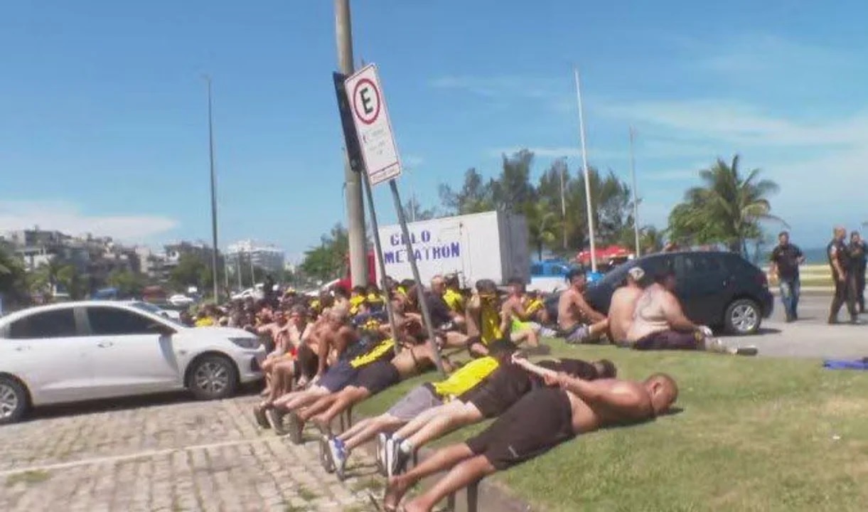 Hinchas uruguayos y brasileños tuvieron un fuerte enfrentamiento.