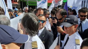 Los pilotos respondieron al decreto que determinó la privatización de Aerolíneas Argentinas