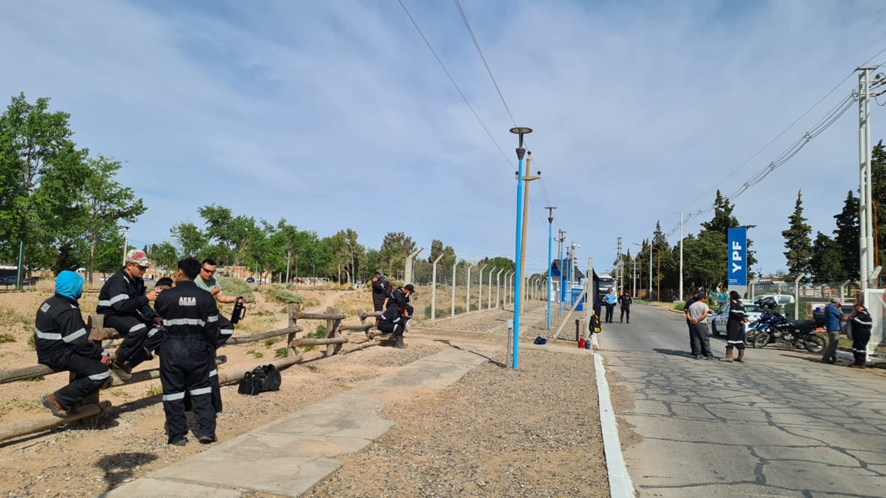 En el acceso al Complejo Industrial de YPF están los manifestantes (Foto: Andrea Vazquez)