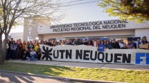 Imagen de Abrazo simbólico en defensa de la universidad pública fue la convocatoria en Plaza Huincul