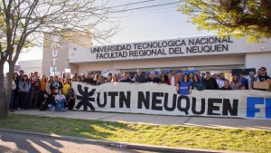 Abrazo simbólico en defensa de la universidad pública fue la convocatoria en Plaza Huincul