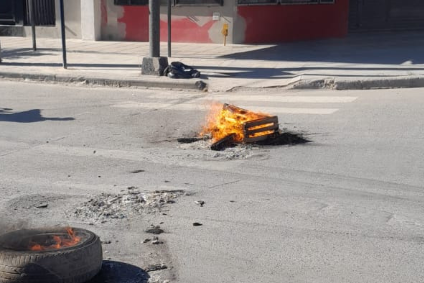 Vecinos del barrio La Familia cortan una calle de Neuquén. (Gentileza).