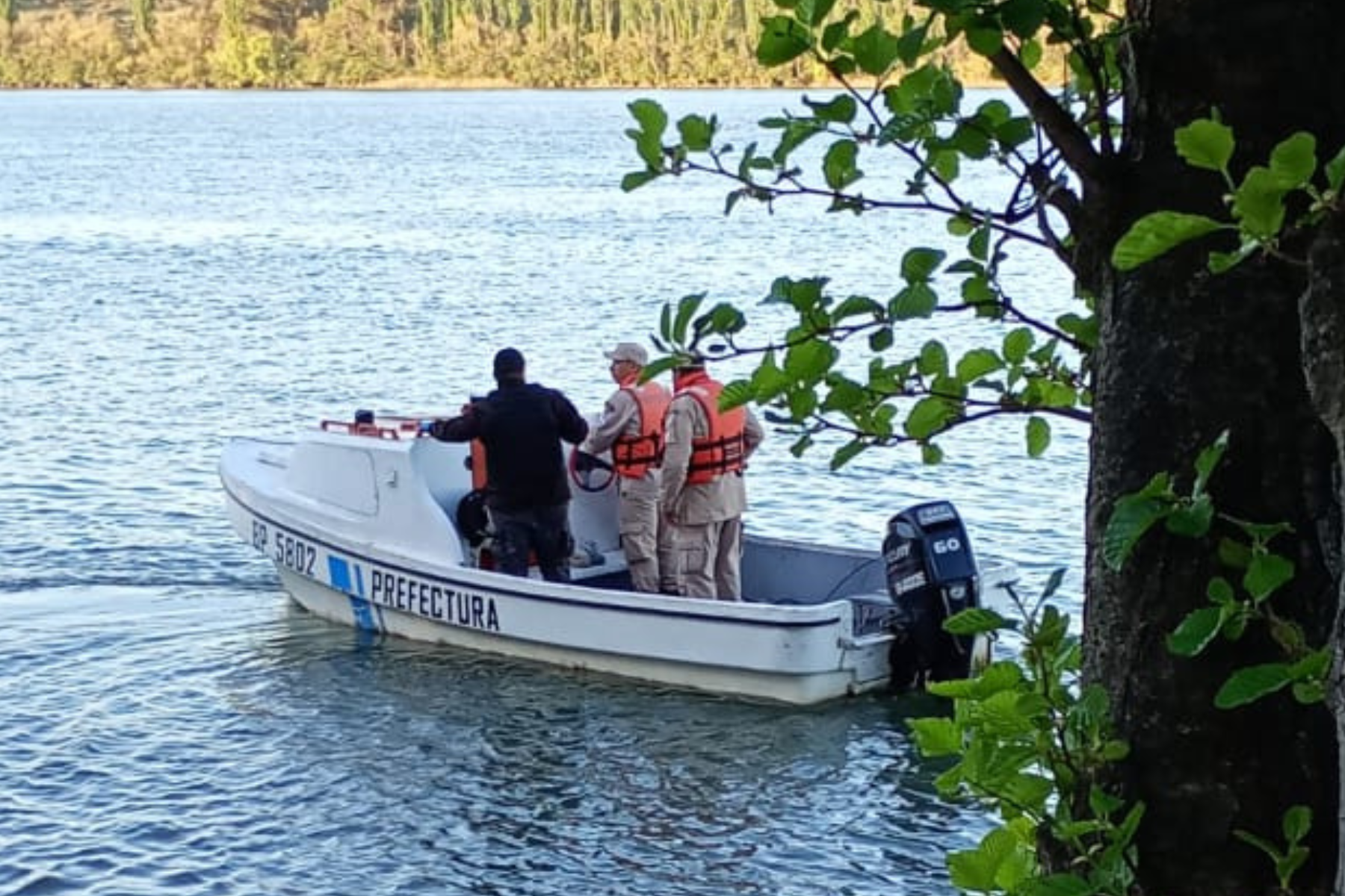 Búsqueda de la joven desaparecida en el Río Negro. Foto: gentileza policía.