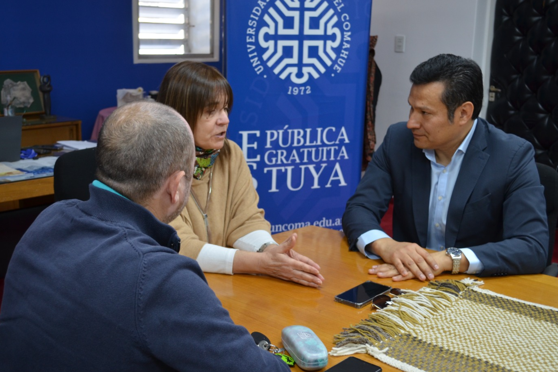 Beatriz Gentile, rectora de la UNCo, junto a los diputados Osvaldo Llancafilo y Pablo Todero en su despacho.
