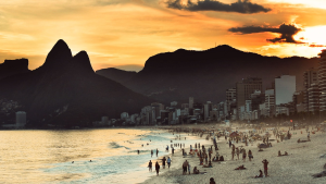 Cómo conviene pagar las vacaciones en Brasil este verano 2025: ¿efectivo, débito, dólar MEP o Pix?