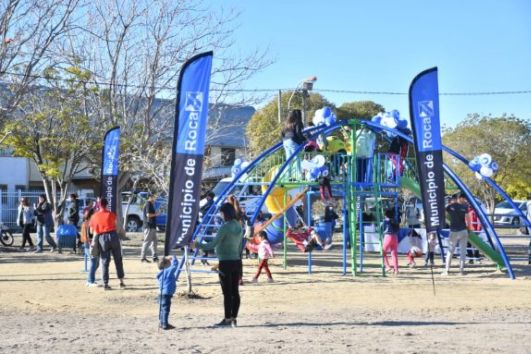 El municipio de Roca reparó el tobogán vandalizado tras el accidente que dejó a un niño con heridas profundas.