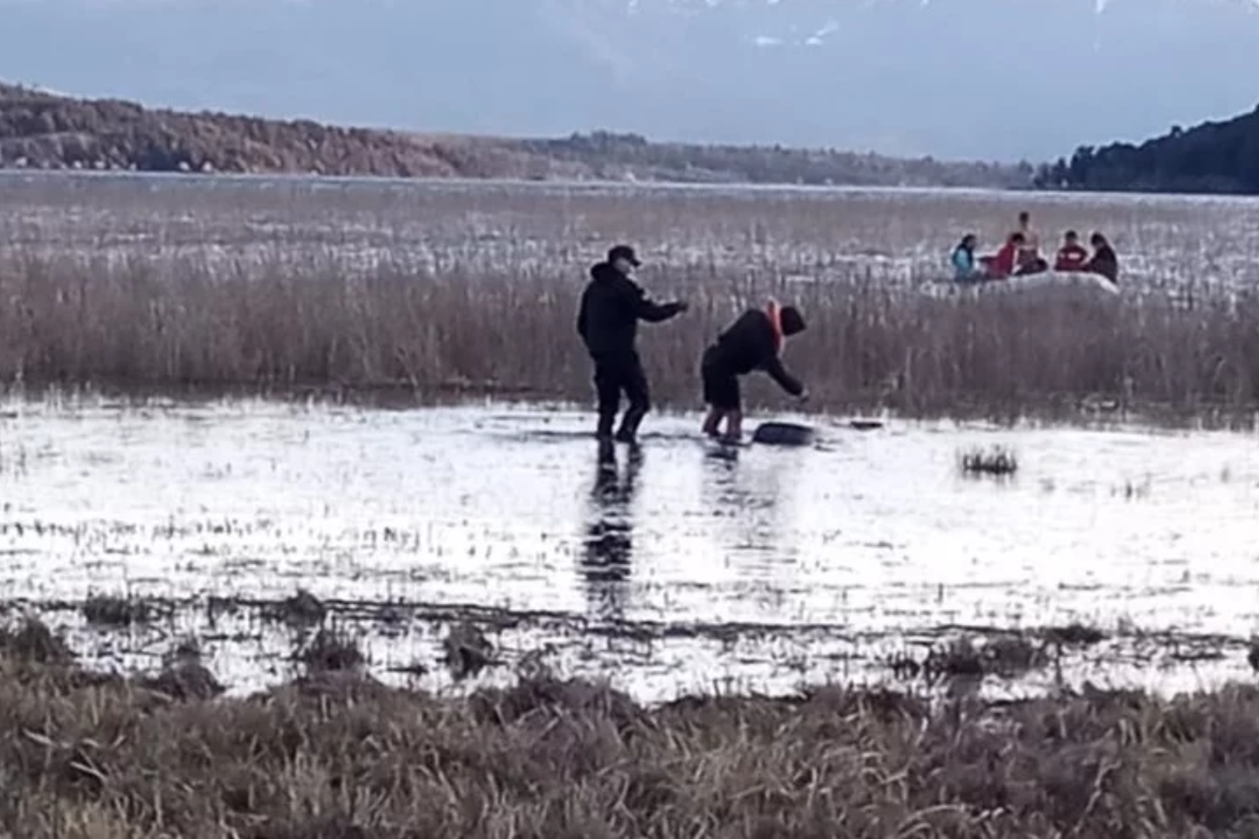 Encontraron muerta a la joven de 24 años tras caer de su kayak en un lago de Chubut. Foto El Chubut.