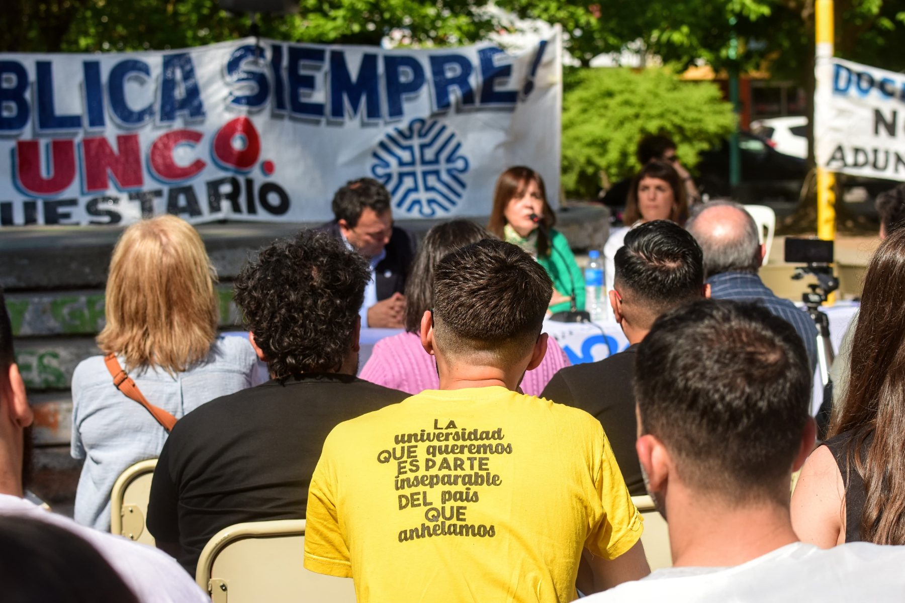 En la plaza San Martín de Cipolletti, la Universidad del Comahue realiza su sesión del Consejo Superior. Foto Ceci Maletti.