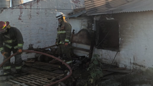 Un incendio arrasó una casa en el oeste de Neuquén: una familia escapó a tiempo, pero perdió todo