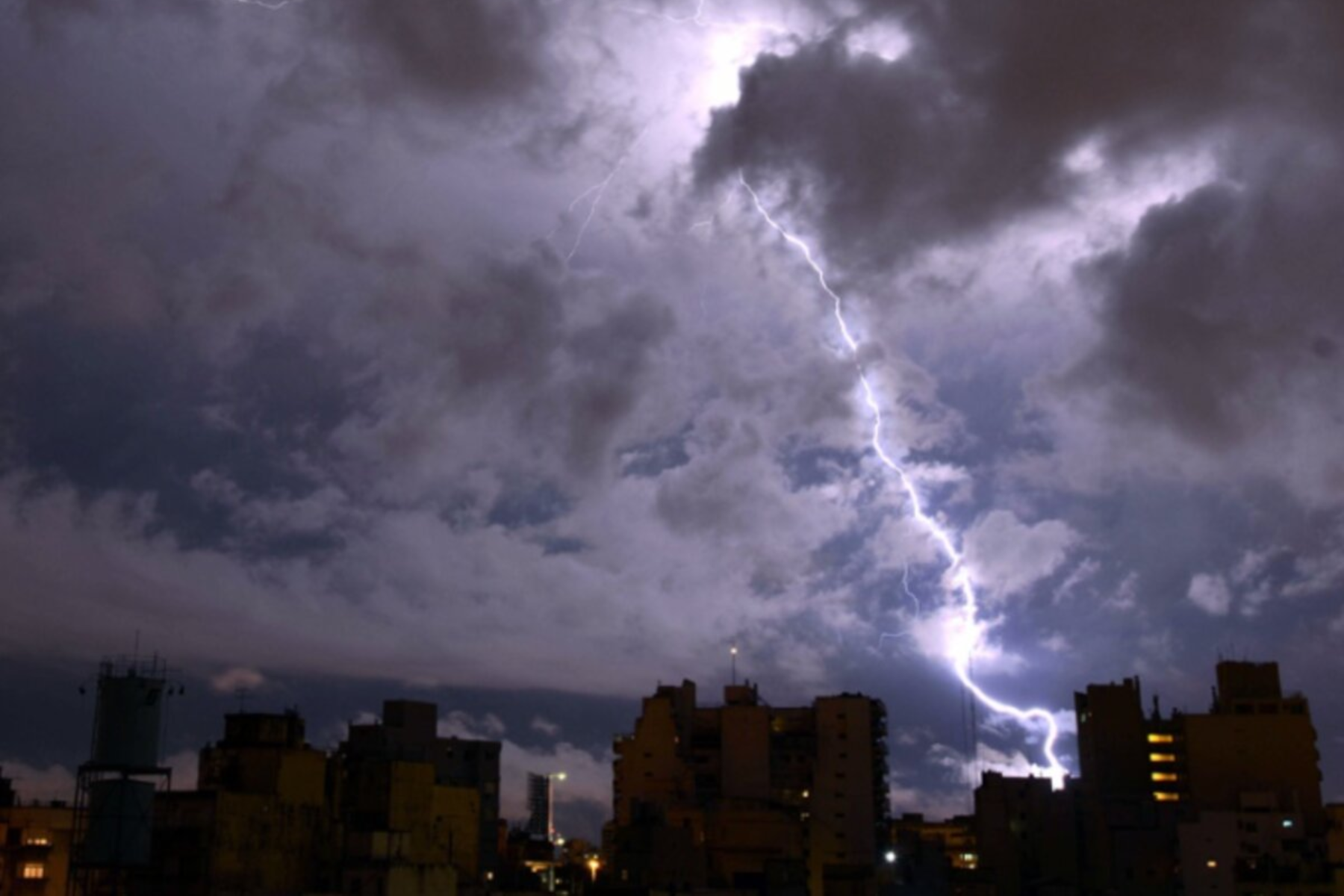 El SMN emitió alertas por vientos fuertes y tormentas para varias provincias, con riesgo de granizo y ráfagas intensas. 