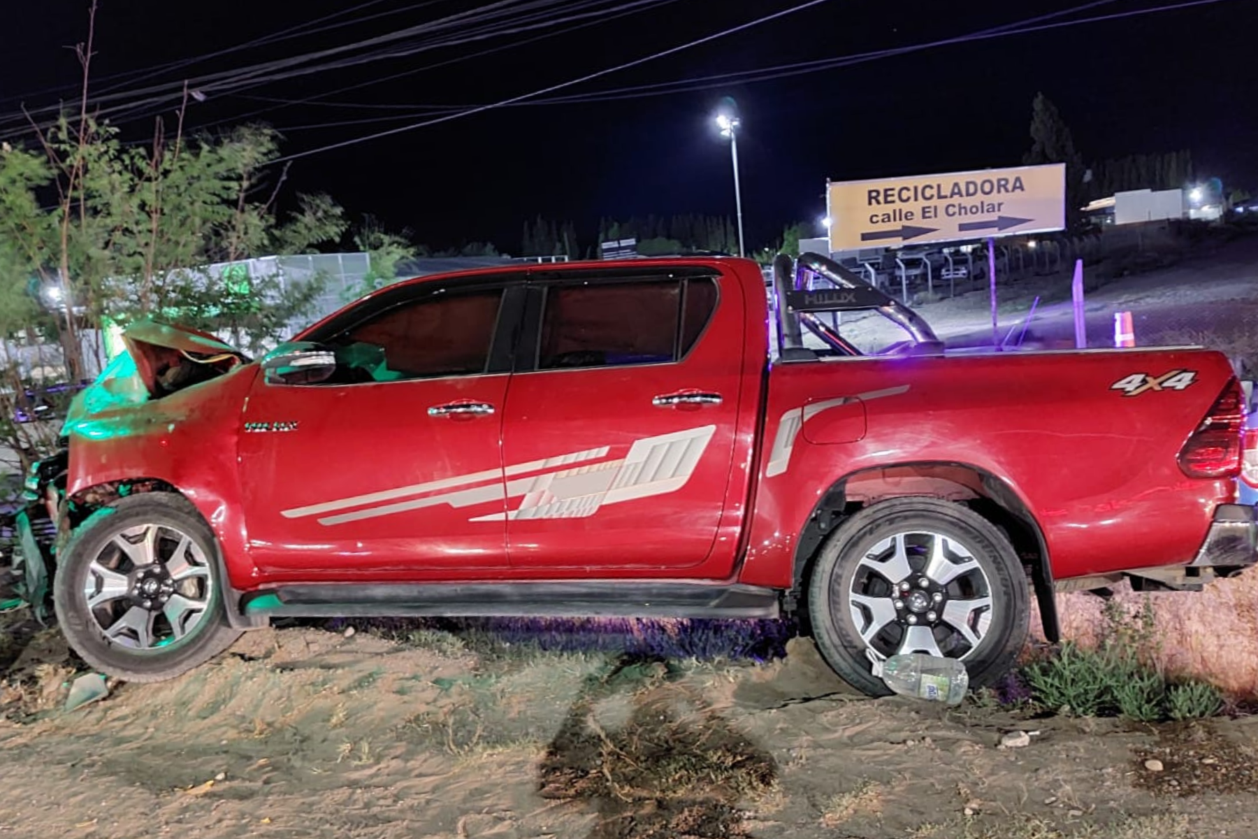 Una camioneta impactó contra un semáforo en la exRuta 22 en Neuquén sin dejar heridos. Foto Prensa Policía de Neuquén.