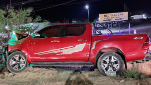 Chocó en la Ruta 22 de Neuquén: perdió el control de su camioneta y embistió un semáforo