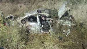 Vuelco en la Ruta 7 de Neuquén: un joven terminó internado tras un choque que pudo costarle la vida