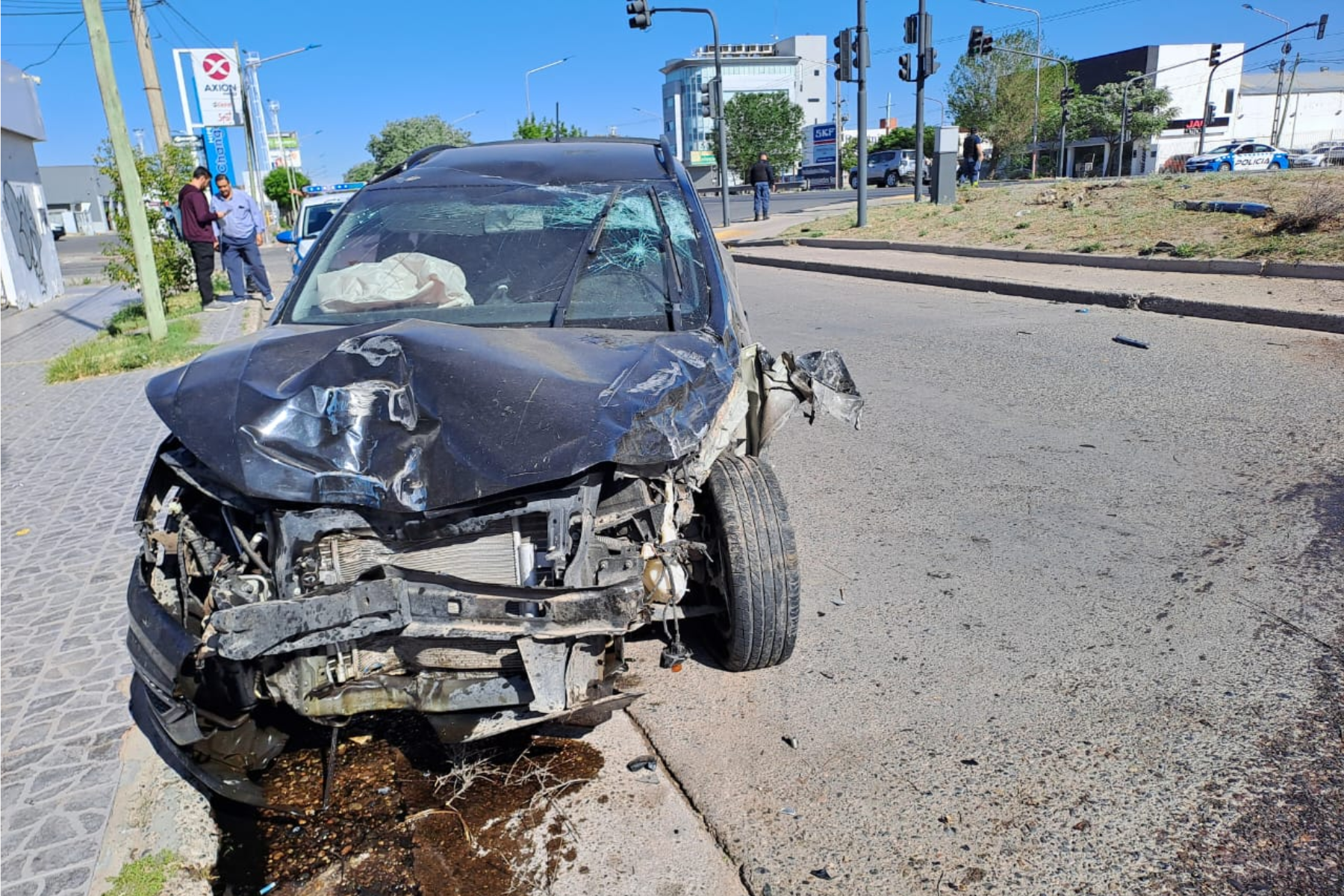 Así quedó la Saveiro tras el accidente en Neuquén. Foto Prensa de la Policía de Neuquén.