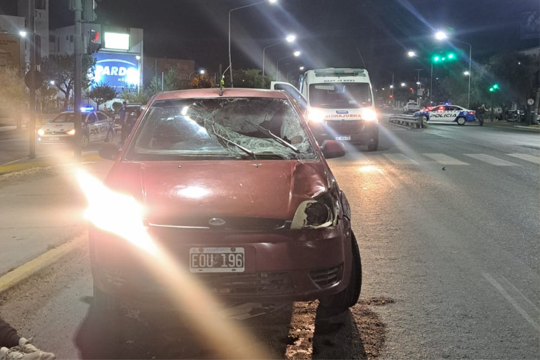 El trágico accidente ocurrió en la madrugada del domingo en la intersección de las avenidas Mosconi y Olascoaga, Neuquén. Foto Prensa Policía de Neuquén.
