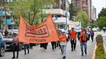 Imagen de Profesionales de hospitales de Neuquén siguen de protesta y habrá paro de 24 horas