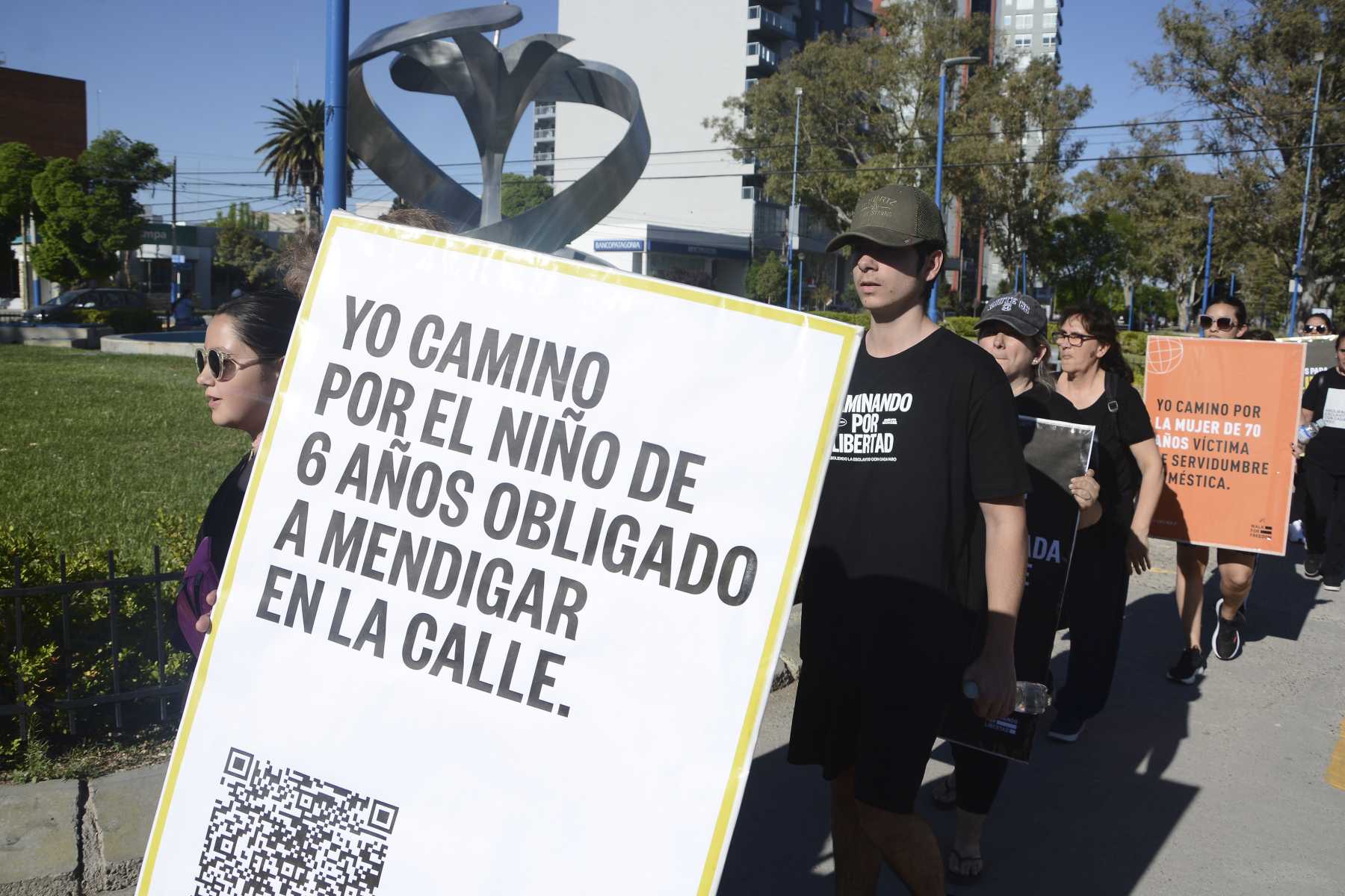 El Anfiteatro del Canalito roquense fue uno de los puntos de encuentro para la "Caminata Mundial por la Libertad", contra la trata de personas. Foto: Andrés Maripe.