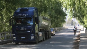 Camiones de Vaca Muerta en el Alto Valle: la otra ciudad donde podría avanzar la prohibición