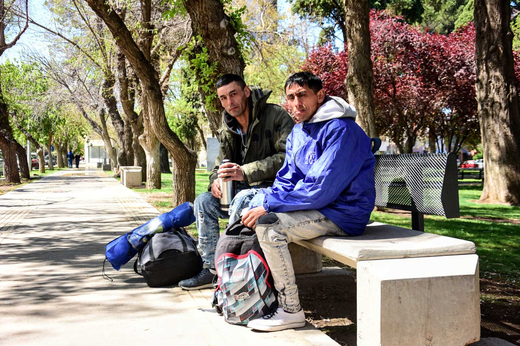 Cristian y Esteban habían llegado a la provincia para trabajar en una obra, pero quedaron en la calle.