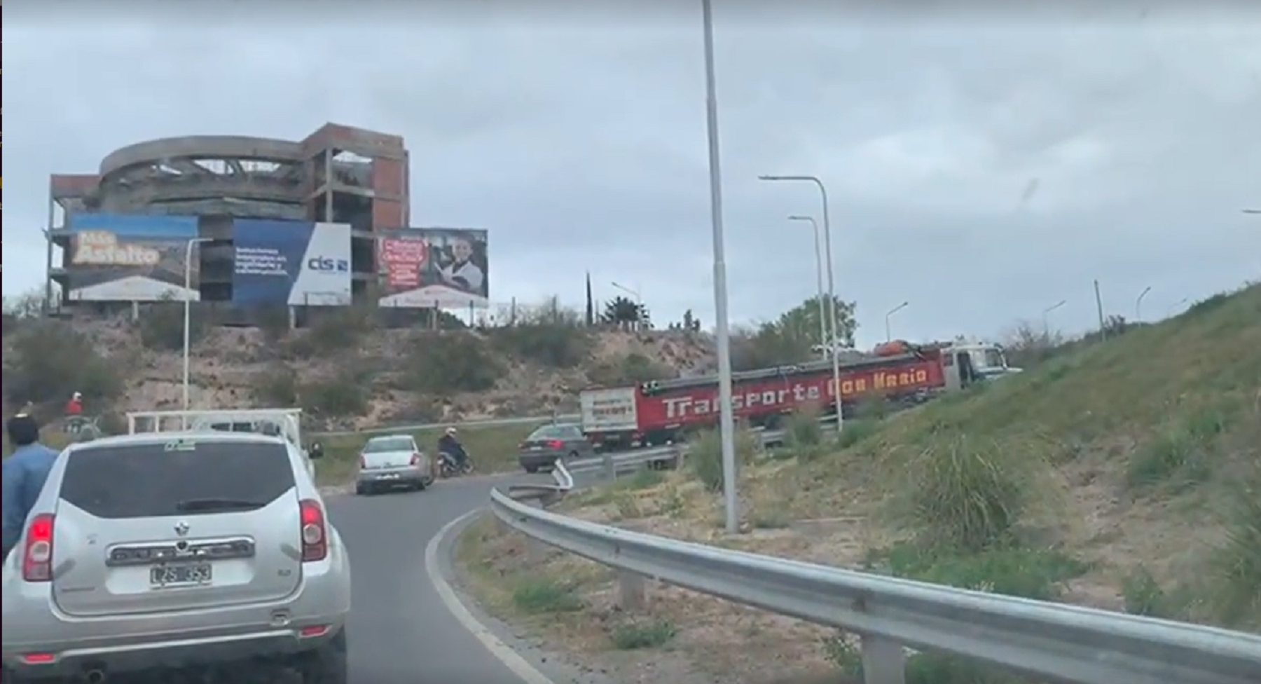 Demoras en la Ruta 7 en el ingreso a Neuquén por un camión. (Foto: Gentileza).