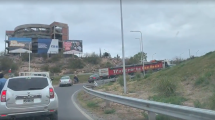 Imagen de Video | Demoras en Ruta 7, en el ingreso a Neuquén: un camión quedó trabado en uno de los desvíos