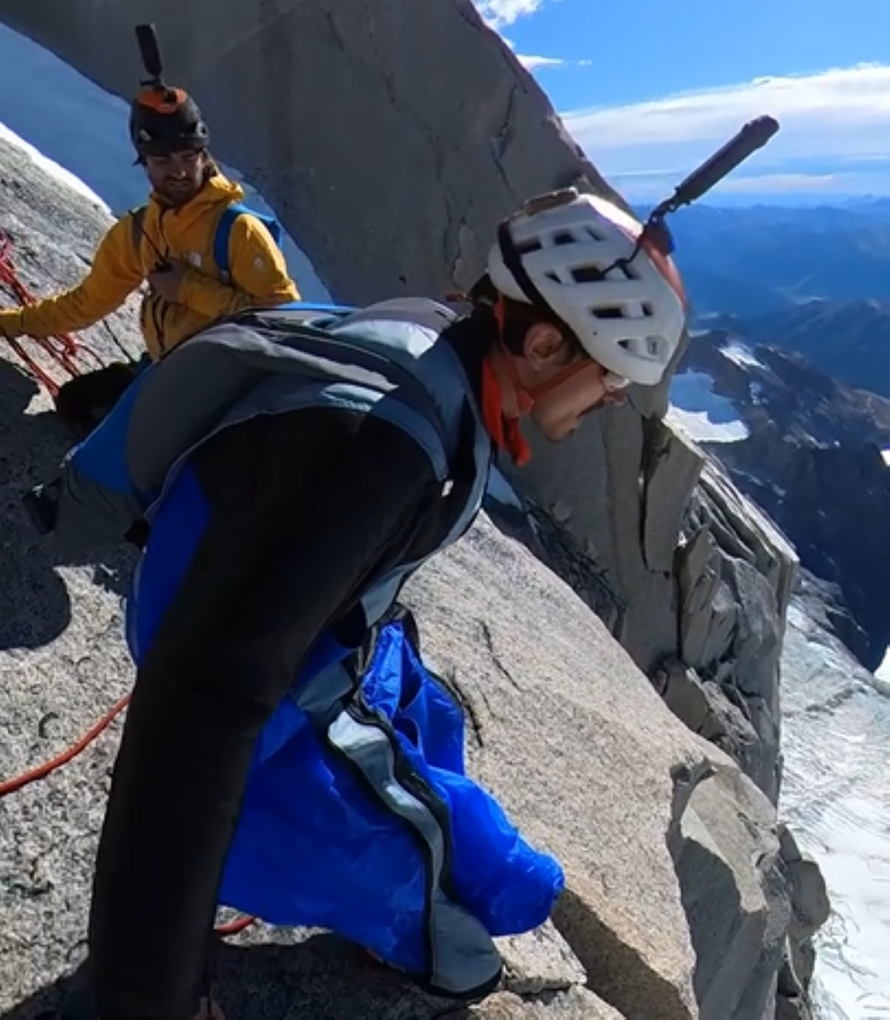 El increíble salto de este turista ruso en el Fitz Roy. Foto: captura de video
