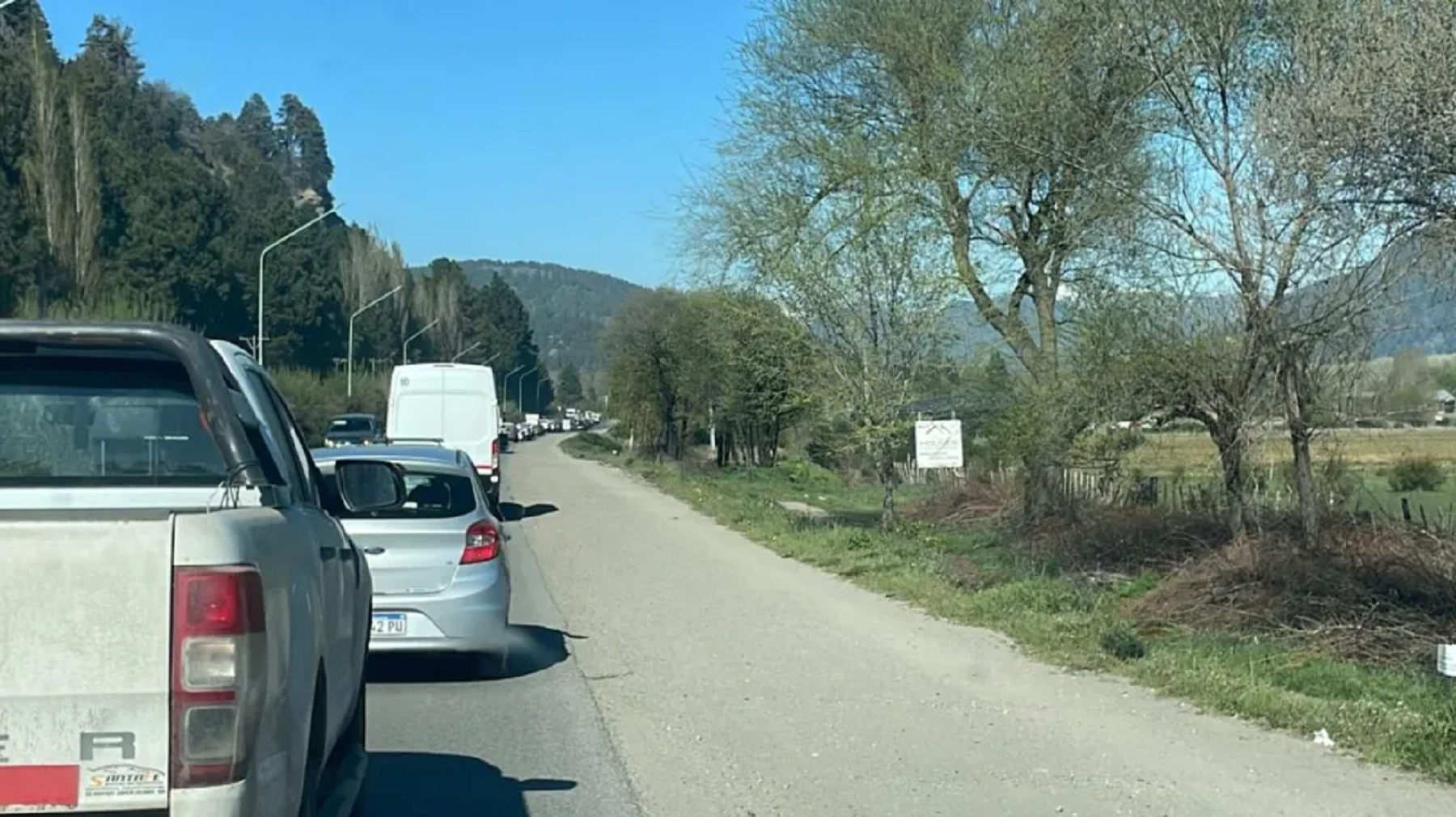 Corte total y largas filas en San Martín de los Andes. (Foto: La Montaña).