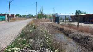 Vecinos de Roca reclaman por una obra del plan de cloacas: «Fue hecha en un escritorio de Viedma»