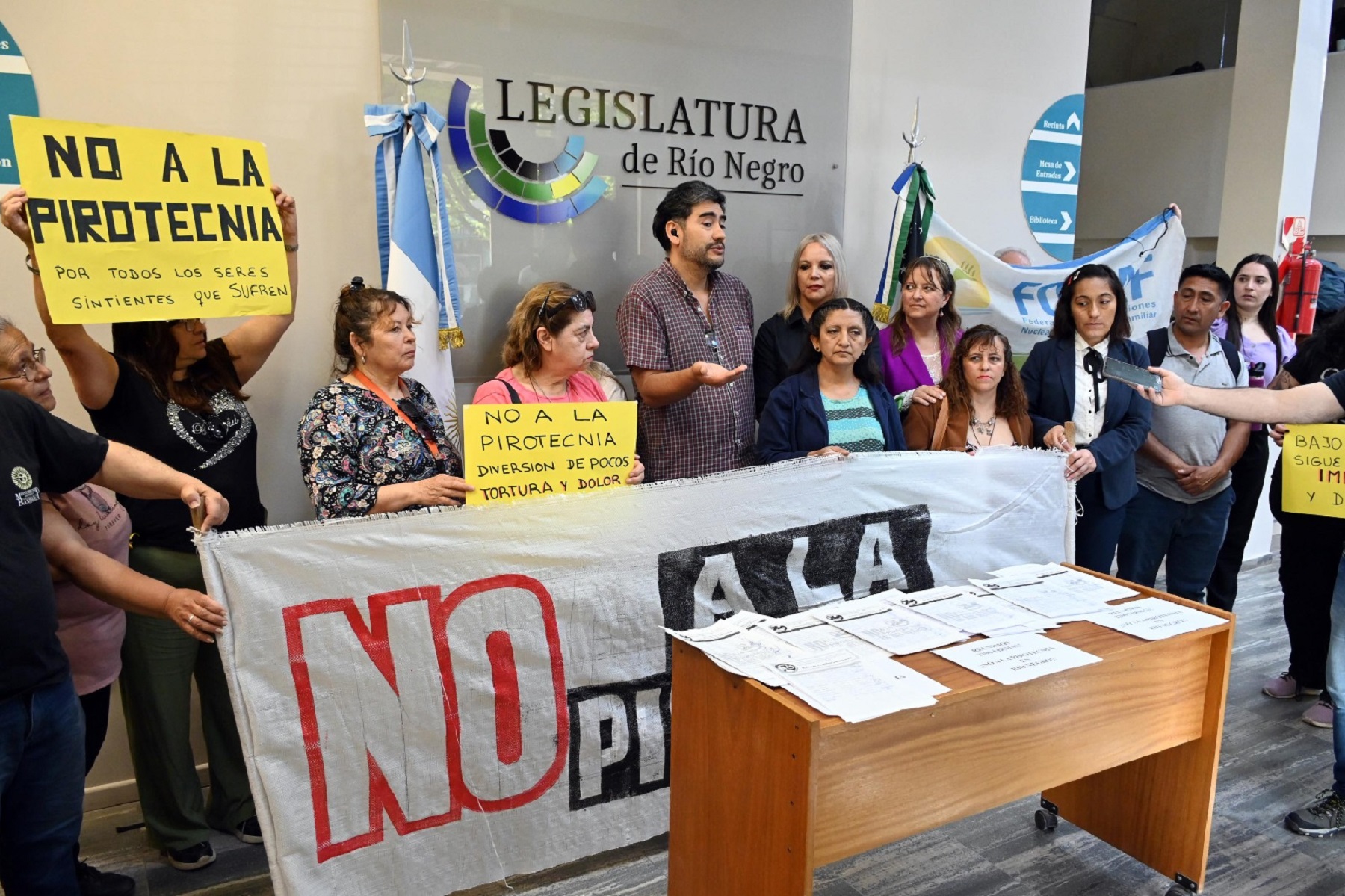 El encuentro se desarrolló en el ingreso a la Legislatura provincial. Fotos: Marcelo Ochoa.