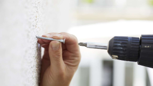 Cómo perforar la pared sin usar el taladro