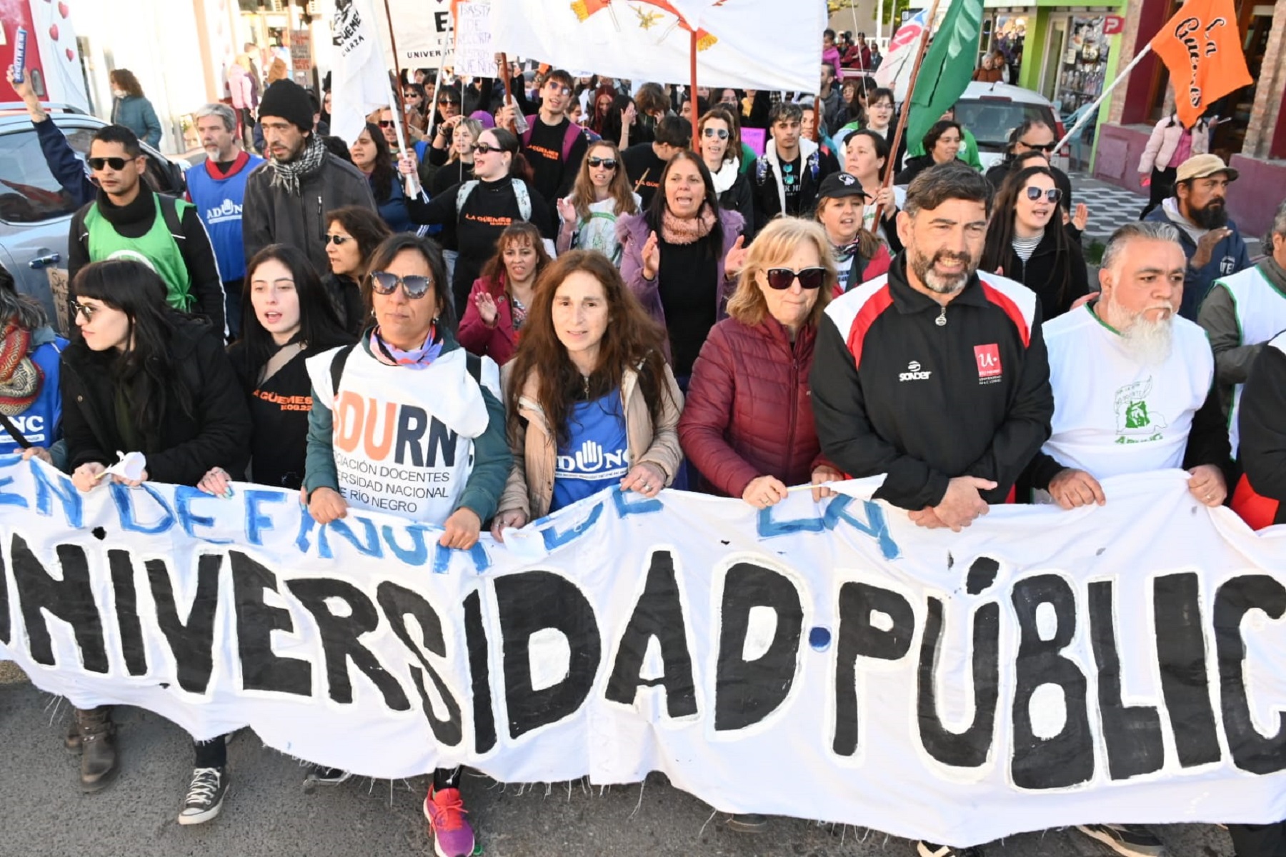 La movilización fue encabezada por estudiantes, docentes y no docentes de la UNRN y de a UNCo. Fotos: Marcelo Ochoa.