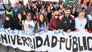 Multitudinaria marcha en Viedma en defensa de la universidad pública