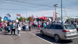 Video | Así fue la protesta sobre la Ruta 22, en Roca: docentes y universitarios reclamaron este martes