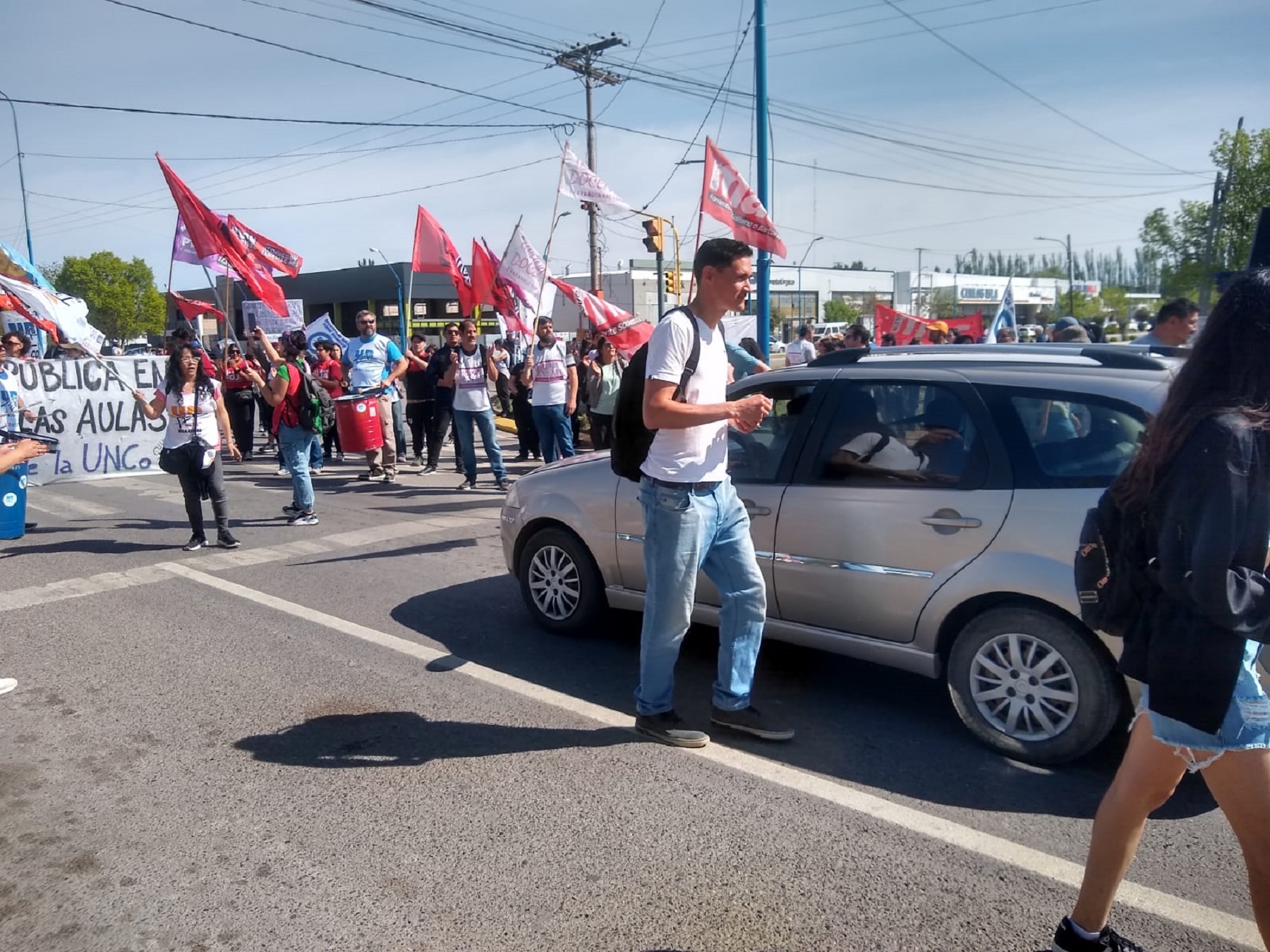 Ayer la Unter junto a organizaciones sociales y universidades encabezó una protesta en la Ruta 22, en Roca, en el cierre del esquema de paros zonales. Foto: Alejandro Carnevale