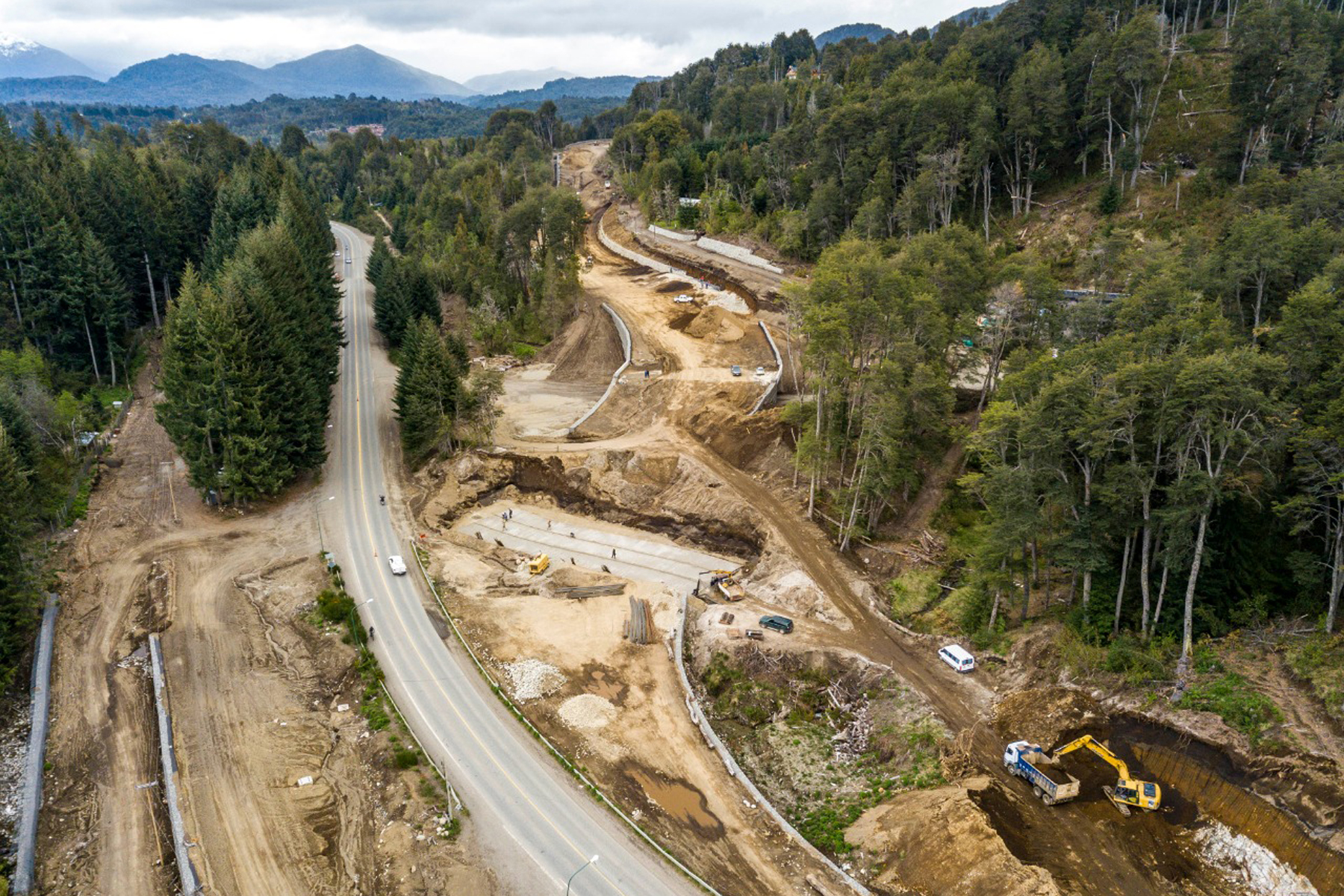 La circunvalación de Villa la Angostura es una de las pocas obras cuyos pagos son a cuentagotas. Foto archivo.