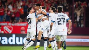 Vélez quiere aferrarse a la cima en su visita a Rosario Central, por la Liga Profesional