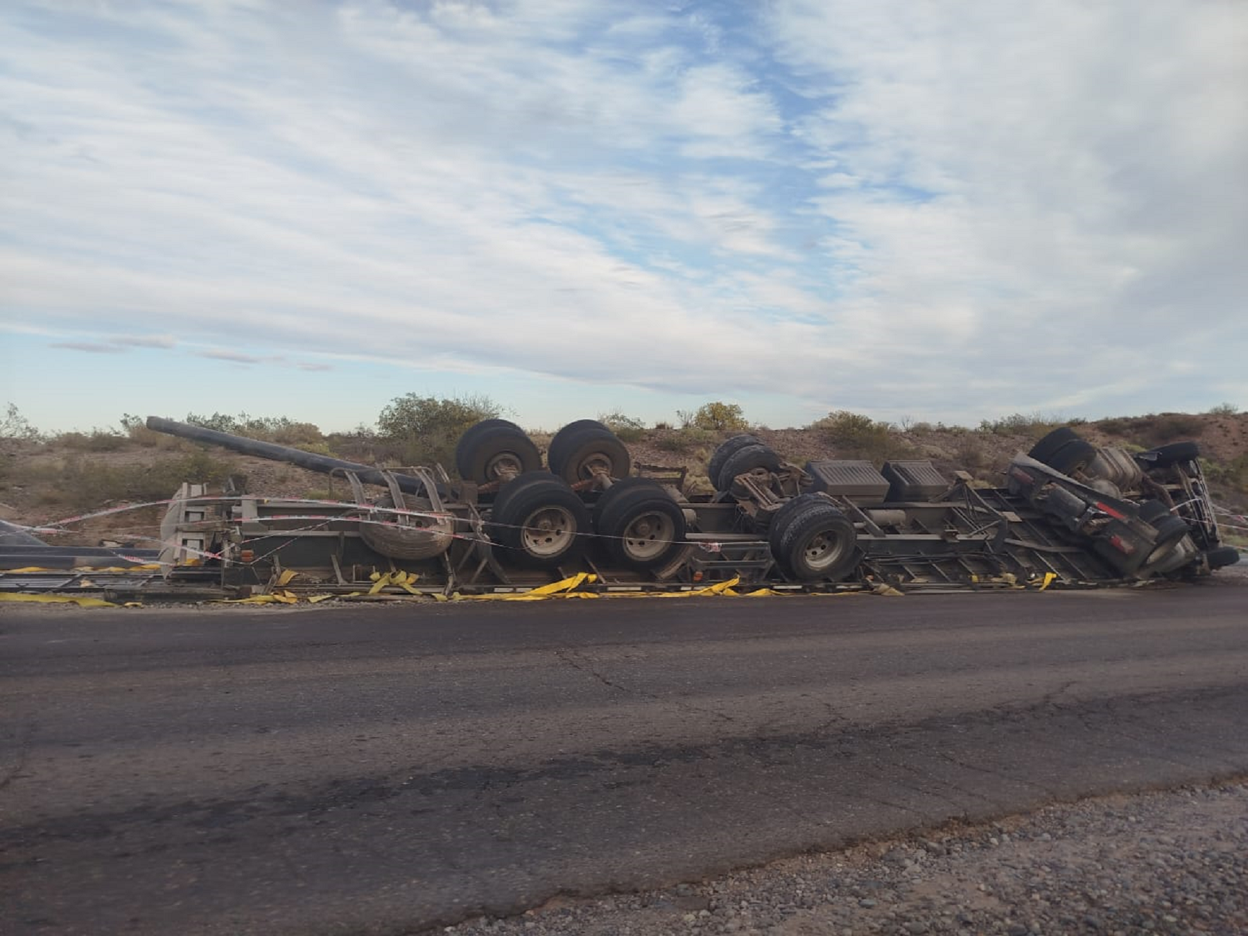 Volcó un camión en la Ruta 7, entre Añelo y Rincón de los Sauces, este miércoles. (Gentileza).