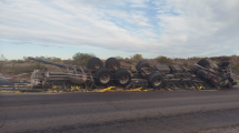 Imagen de Ruta 7: volcó un camión entre Rincón de los Sauces y Añelo este miércoles