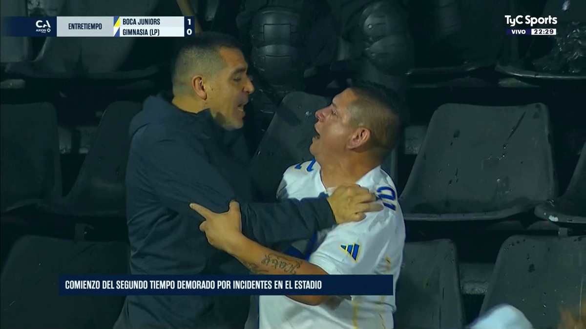 Riquelme hizo de mediador entre la policía y los fanáticos que estaban en la platea del estadio Marcelo Bielsa.