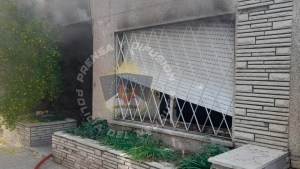 Incendio en Neuquén: una mujer de 46 años está en observación en el hospital Castro Rendón