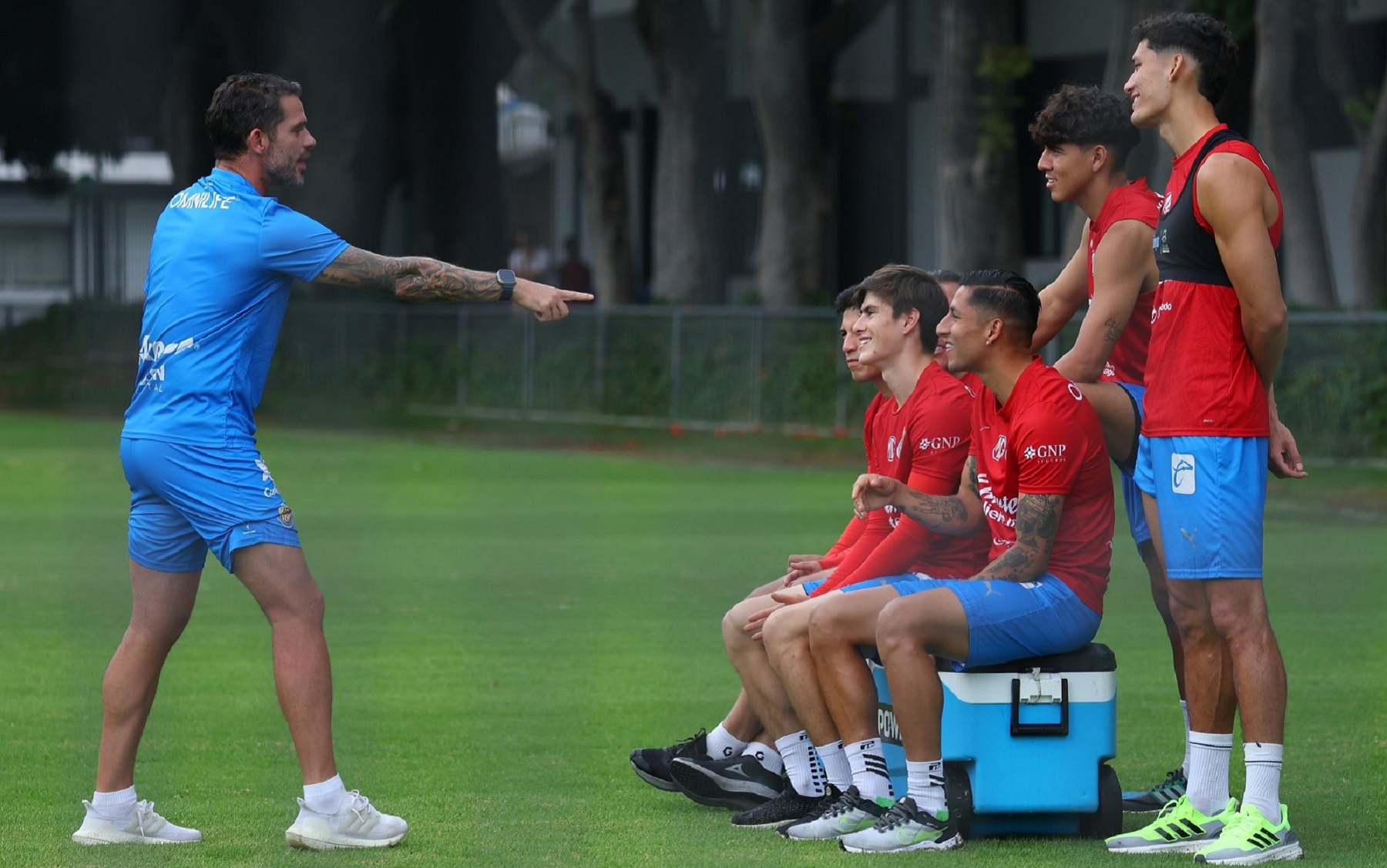 Fernando Gago mantuvo una charla con el plantel de Chivas.