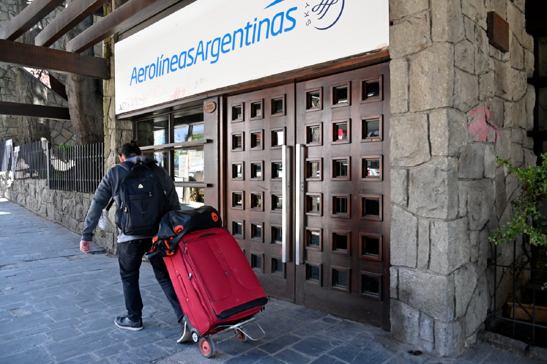 Aerolíneas Argentinas tiene oficinas fuera de los aeropuertos en Neuquén y Bariloche. (Alfredo Leiva)